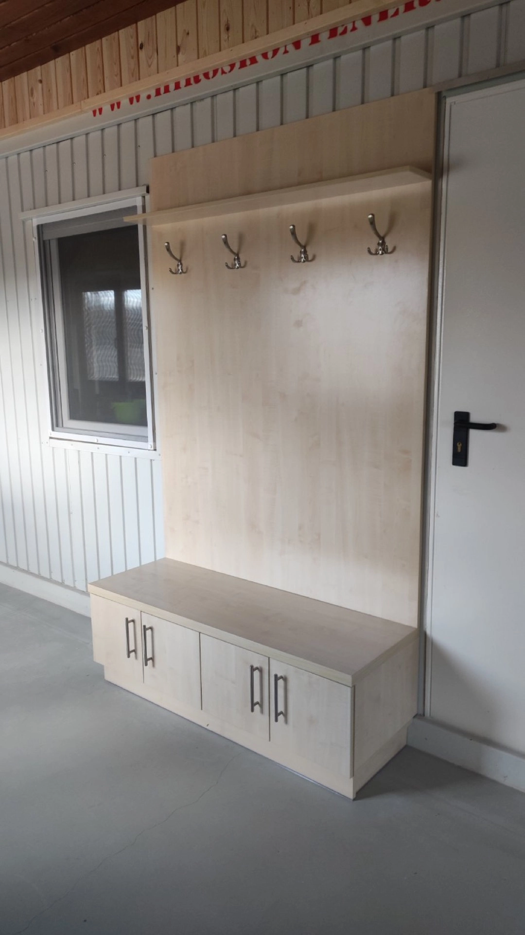 Egyedi szabású fából készült szekrény